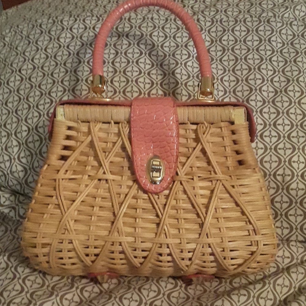 Retro style wicker purse